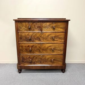 19th Century English Mahogany Chest of Drawers 19th Century English Mahogany Chest of Drawers