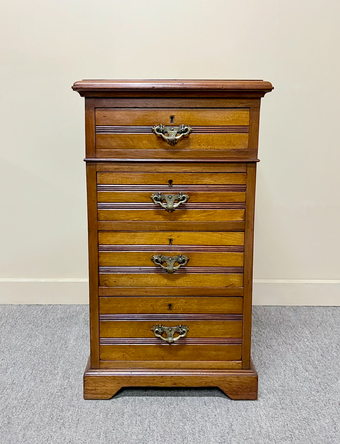 Pair of Walnut Bedside Cabinets Pair of Walnut Bedside Cabinets