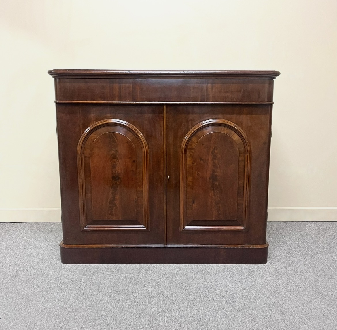 Victorian Mahogany 2-Door Sideboard Victorian Mahogany 2-Door Sideboard