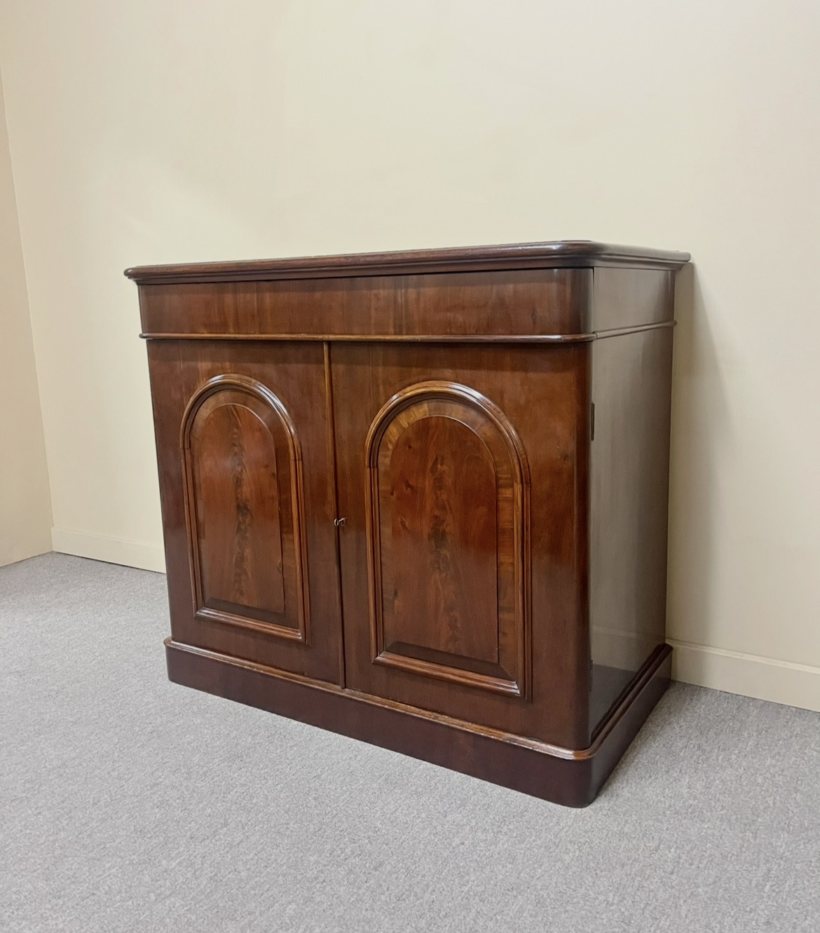 Victorian Mahogany 2-Door Sideboard Victorian Mahogany 2-Door Sideboard