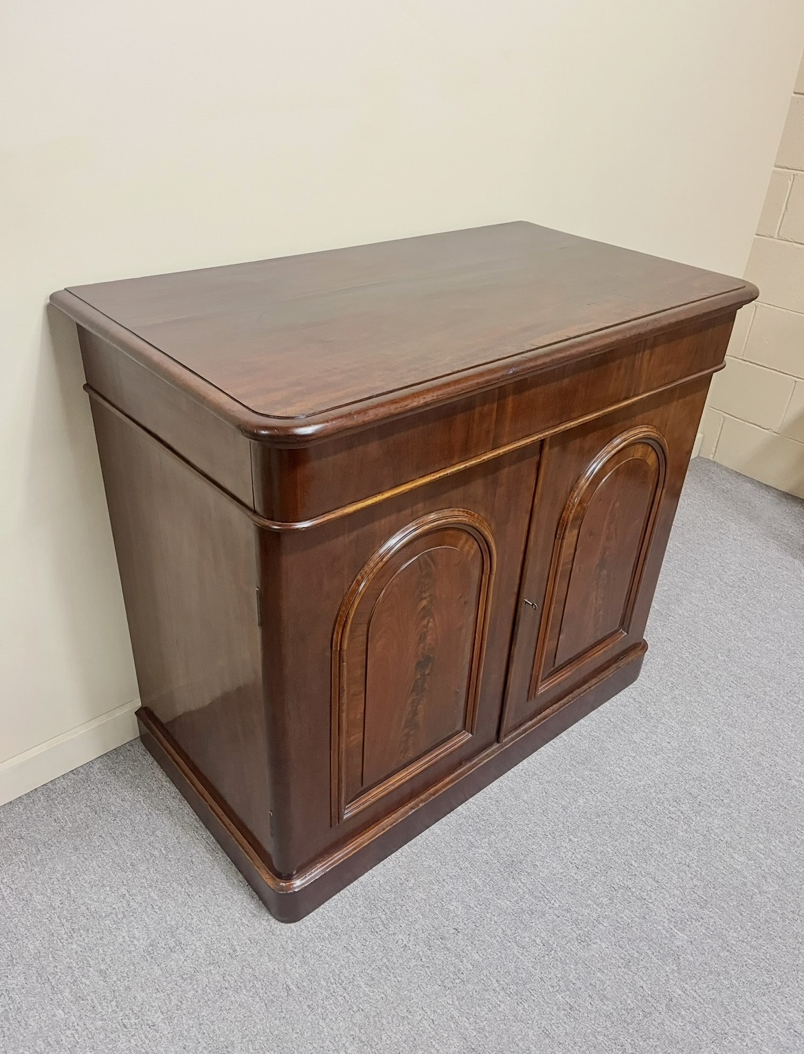 Victorian Mahogany 2-Door Sideboard Victorian Mahogany 2-Door Sideboard