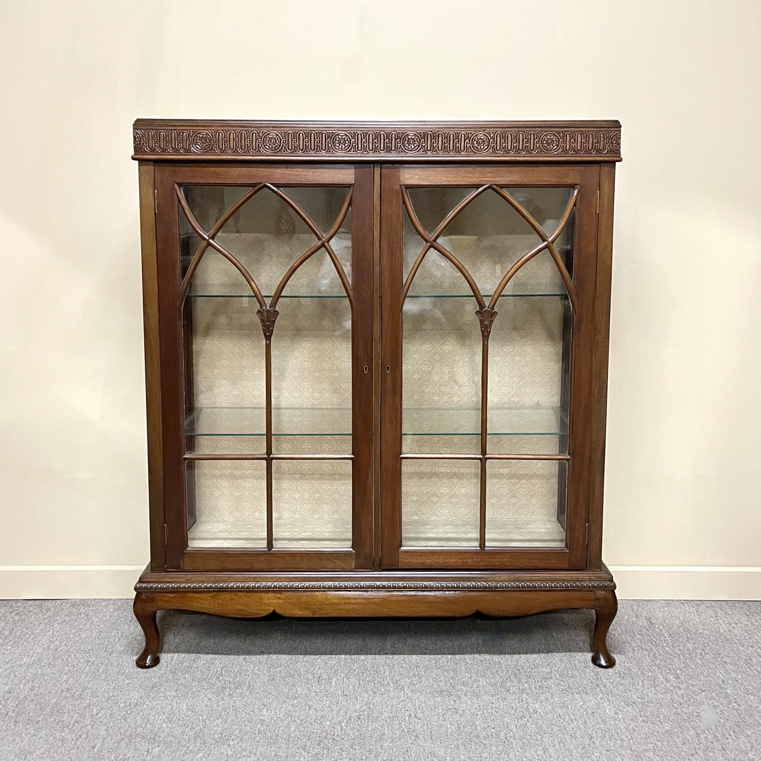 English 2-Door Mahogany Display Cabinet English 2-Door Mahogany Display Cabinet