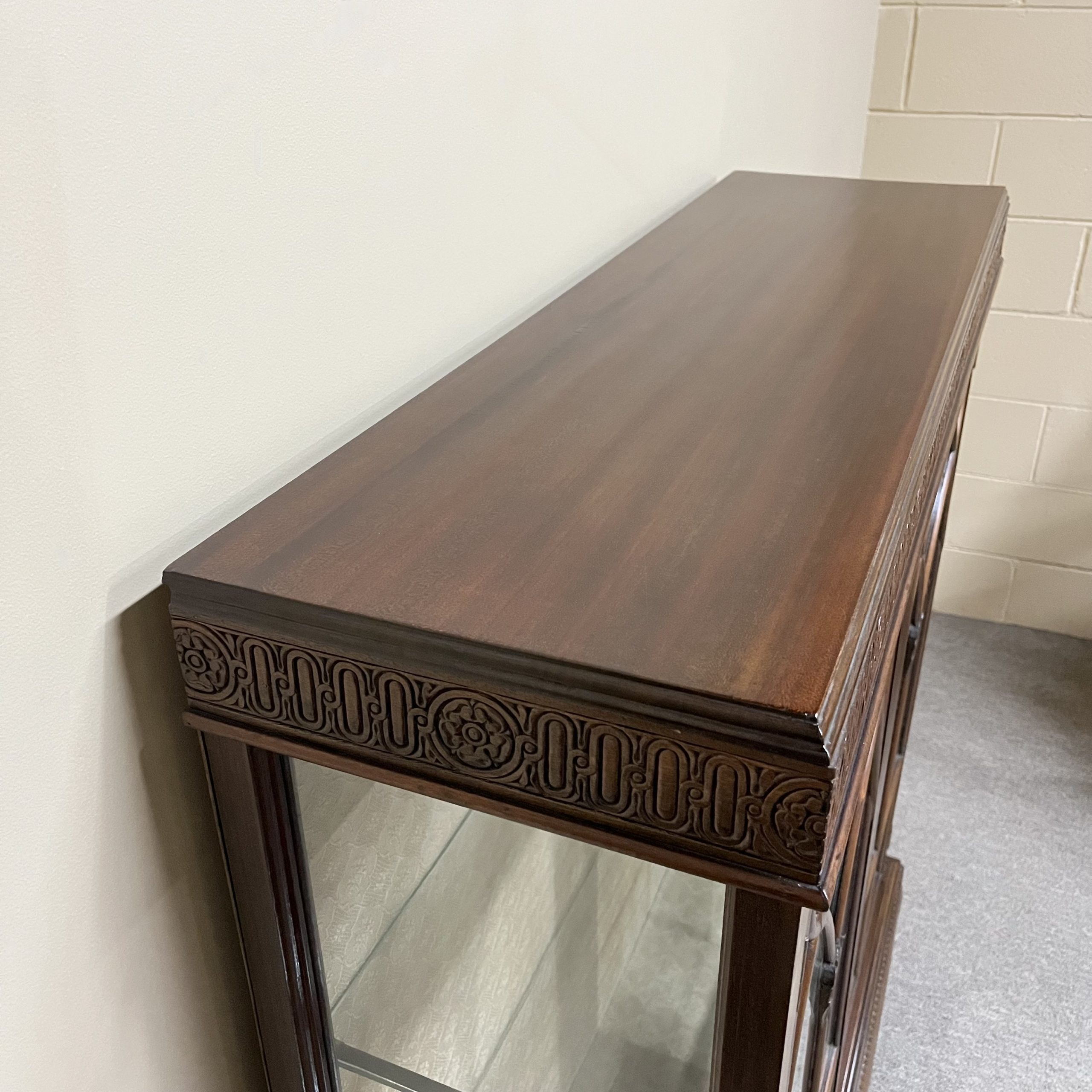 English 2-Door Mahogany Display Cabinet English 2-Door Mahogany Display Cabinet